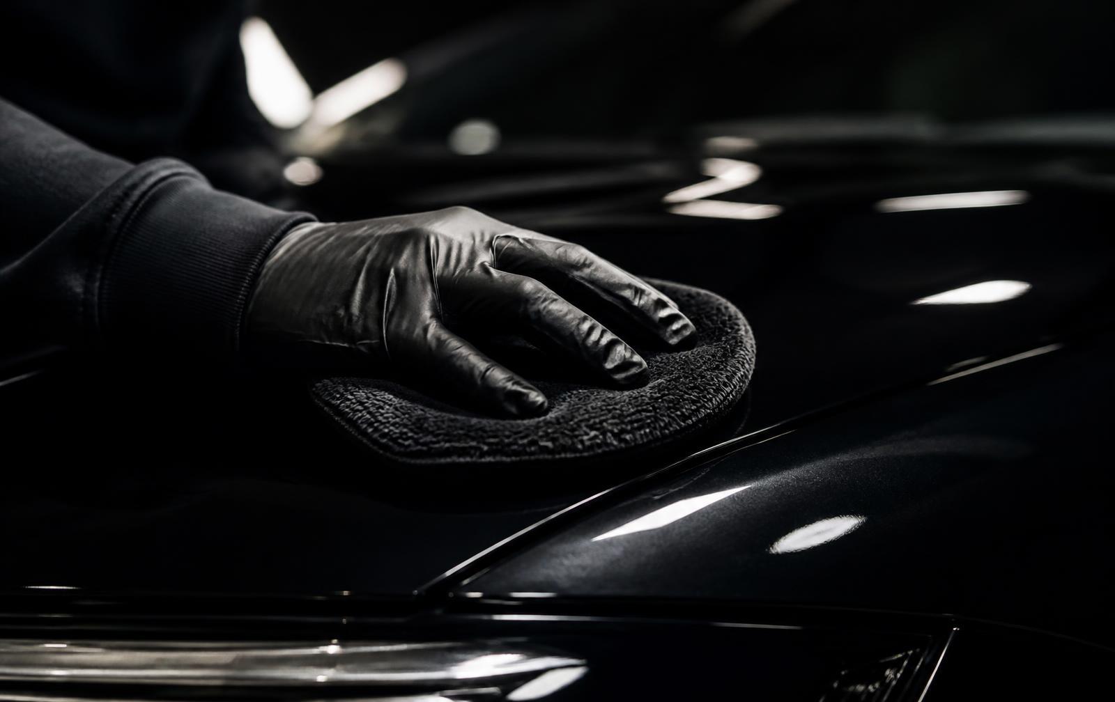 Polishing a vehicle's paintwork with a microfibre pad